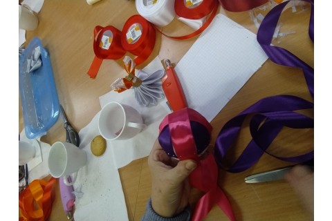 Warsztaty kreatywne  dla seniorów - ozdoby świąteczne ze wstążki