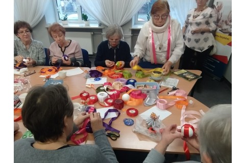 Warsztaty kreatywne  dla seniorów - ozdoby świąteczne ze wstążki