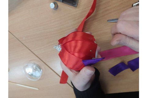 Warsztaty kreatywne  dla seniorów - ozdoby świąteczne ze wstążki