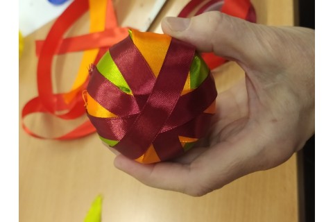 Warsztaty kreatywne  dla seniorów - ozdoby świąteczne ze wstążki