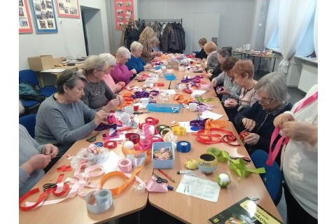 Warsztaty kreatywne  dla seniorów - ozdoby świąteczne ze wstążki