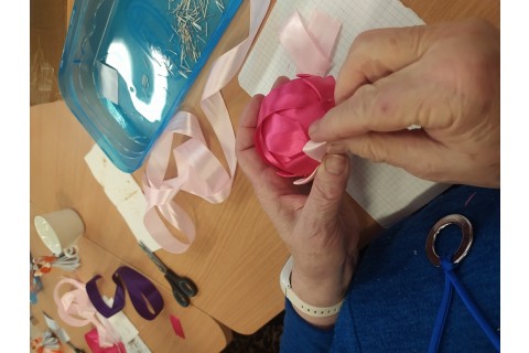 Warsztaty kreatywne  dla seniorów - ozdoby świąteczne ze wstążki