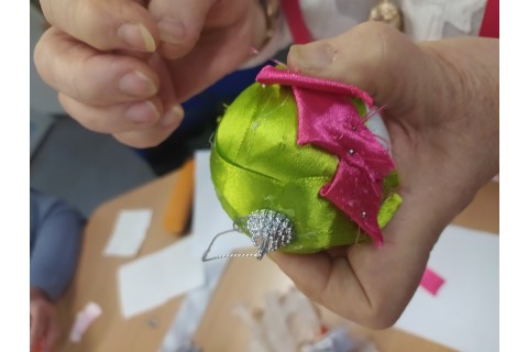 Warsztaty kreatywne  dla seniorów - ozdoby świąteczne ze wstążki