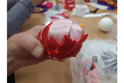 Warsztaty kreatywne  dla seniorów - ozdoby świąteczne ze wstążki