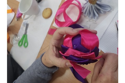 Warsztaty kreatywne  dla seniorów - ozdoby świąteczne ze wstążki