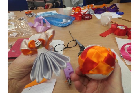 Warsztaty kreatywne  dla seniorów - ozdoby świąteczne ze wstążki