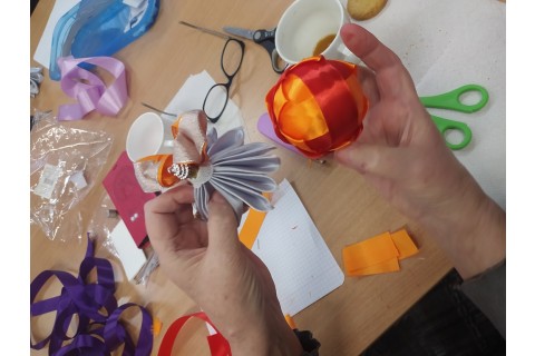 Warsztaty kreatywne  dla seniorów - ozdoby świąteczne ze wstążki