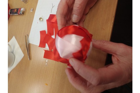 Warsztaty kreatywne  dla seniorów - ozdoby świąteczne ze wstążki