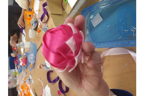 Warsztaty kreatywne  dla seniorów - ozdoby świąteczne ze wstążki