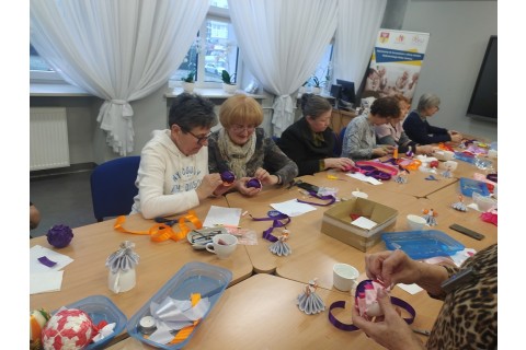 Warsztaty kreatywne  dla seniorów - ozdoby świąteczne ze wstążki