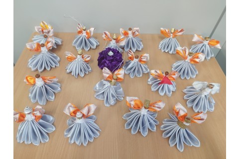 Warsztaty kreatywne  dla seniorów - ozdoby świąteczne ze wstążki