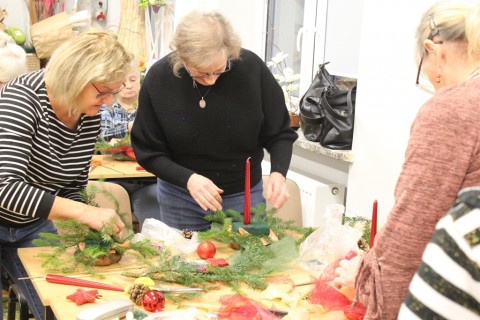 WARSZTATY FLORYSTYCZNE DLA SENIORÓW - STROIKI ŚWIĄTECZNE