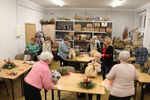 WARSZTATY FLORYSTYCZNE DLA SENIORÓW - STROIKI ŚWIĄTECZNE
