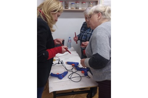 WARSZTATY FLORYSTYCZNE DLA SENIORÓW - STROIKI ŚWIĄTECZNE