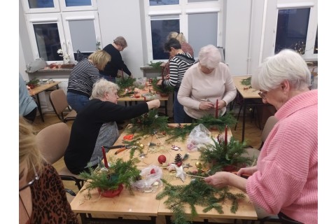 WARSZTATY FLORYSTYCZNE DLA SENIORÓW - STROIKI ŚWIĄTECZNE