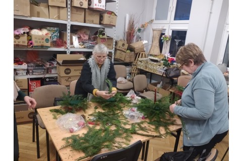 WARSZTATY FLORYSTYCZNE DLA SENIORÓW - STROIKI ŚWIĄTECZNE
