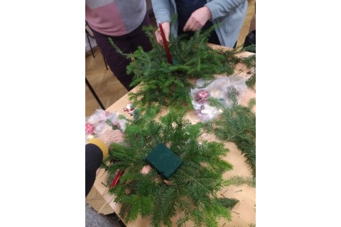 WARSZTATY FLORYSTYCZNE DLA SENIORÓW - STROIKI ŚWIĄTECZNE