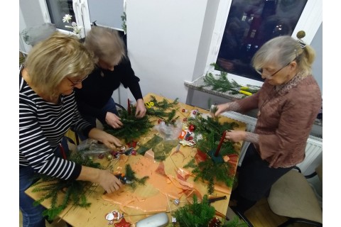 WARSZTATY FLORYSTYCZNE DLA SENIORÓW - STROIKI ŚWIĄTECZNE