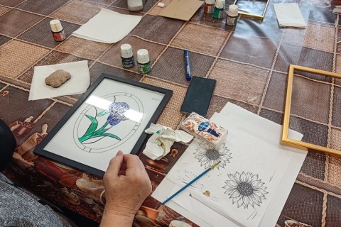 Warsztaty dla seniorów - „Malowanie na szkle”