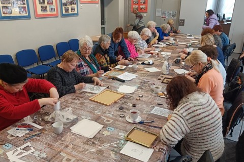 Warsztaty dla seniorów - „Malowanie na szkle”