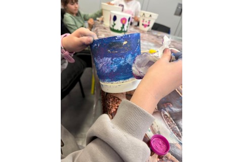 Warsztaty kreatywne dla dzieci 7+ Malowanie doniczek i sianie rzeżuchy