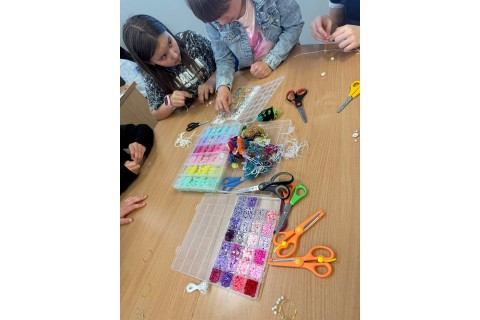 Warsztaty kreatywne dla dzieci 9+ lat biżuteria DIY