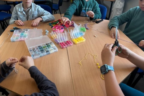 Warsztaty kreatywne dla dzieci 9+ lat biżuteria DIY