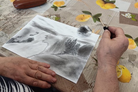 Warsztaty rysowania węglem dla seniorów