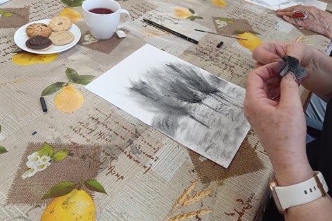 Warsztaty rysowania węglem dla seniorów