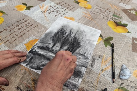 Warsztaty rysowania węglem dla seniorów