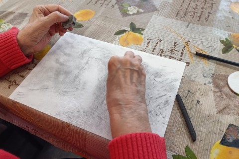 Warsztaty rysowania węglem dla seniorów