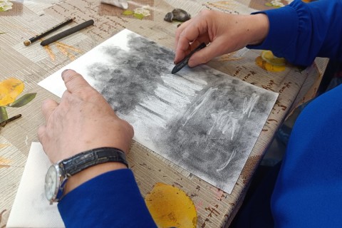 Warsztaty rysowania węglem dla seniorów