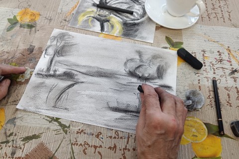 Warsztaty rysowania węglem dla seniorów