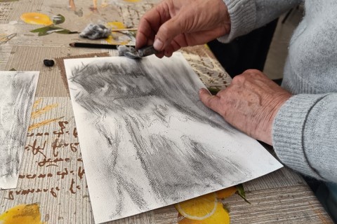 Warsztaty rysowania węglem dla seniorów