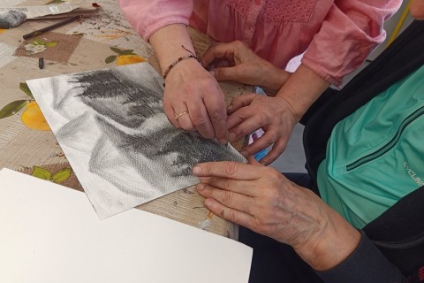 Warsztaty rysowania węglem dla seniorów