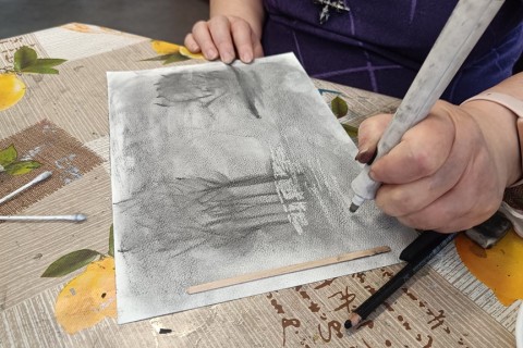 Warsztaty rysowania węglem dla seniorów