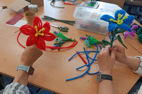 Warsztaty kreatywne dla seniorów - Kwiaty z drucików kreatywnych