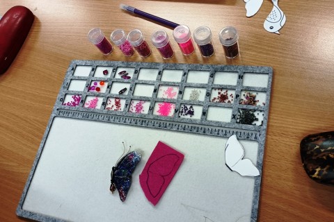 Warsztaty tworzenia biżuterii - broszka w technice haftu koralikowego