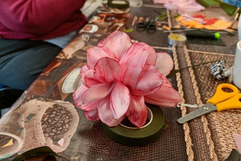 Warsztaty kreatywne dla seniorów - kwiaty ze wstążek