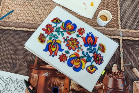 Warsztaty artystyczne dla seniorów - zdobiena wzorami ludowymi