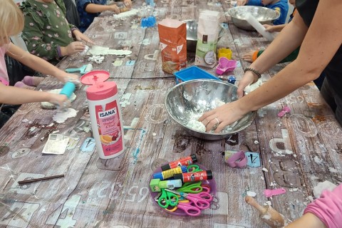 Bawmy się razem - zabawy sensoryczne dla rodziców z dziećmi w wieku 4-5 lat