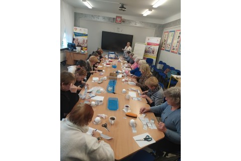 Warsztaty kreatywne  dla seniorów - ozdoby świąteczne ze wstążki