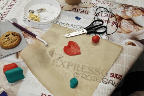 Warsztaty kreatywne dla seniorów - Biżuteria z modeliny i sznurka