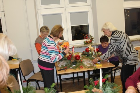 Warsztaty florystyczne dla Seniorów - stroik świąteczny