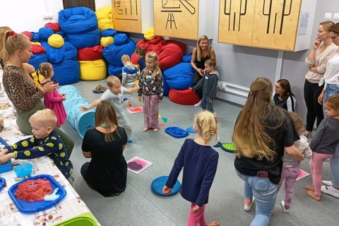 Bawmy się razem - zabawy sensoryczne dla rodziców z dziećmi w wieku 4-5 lat