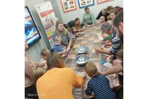 Bawmy się razem -zabawy sensoryczne dla rodziców z dziećmi w wieku 3-5