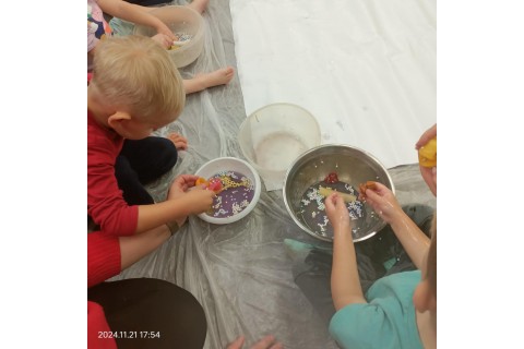 Bawmy się razem - zabawy sensoryczne dla rodziców z dziećmi w wieku 3-5 lat